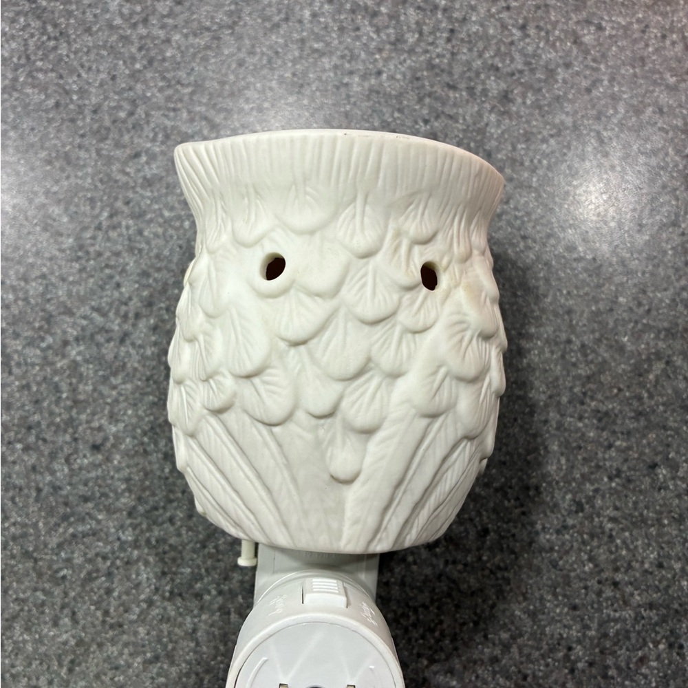 PreOwned Scentsy White Ceramic Owl Night Light - Picture 4 of 7